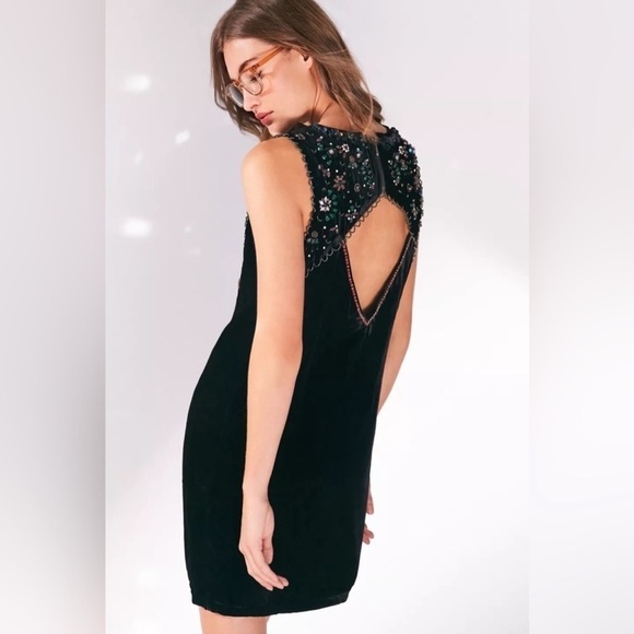 URBAN OUTFITTERS NWT Ecoté Black Velvet Jeweled Beaded OpenBack Mini Shift Dress - Picture 11 of 11
